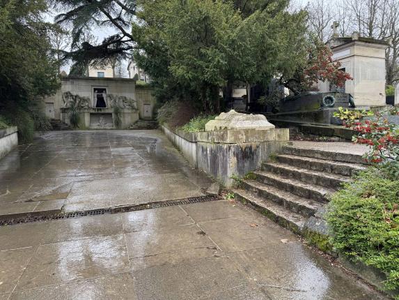 Take a right in front of the Monument aux Morts.