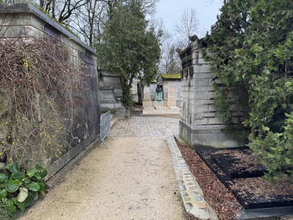 Take a right again to get on the  Avenue latérale du Sud.