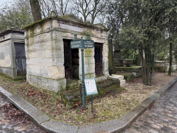 The corner of the Avenue de la Chapelle and the Avenue de Saint-Morys.