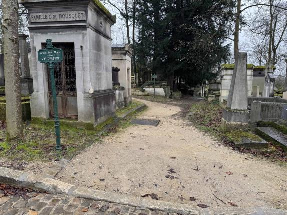 This is the entrance of Chemin de la Citerne, and you have to take it, because Karel Appel’s grave is on the back of Section 22.